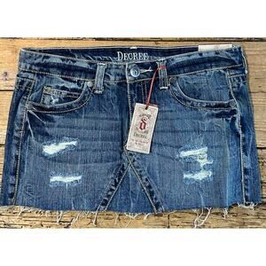 Decree Women Sz 7 Distressed Denim Skirt NWT